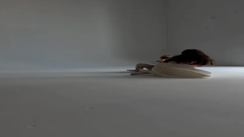 Dvoje dece pleše i improvizuje u praznom belom studiju